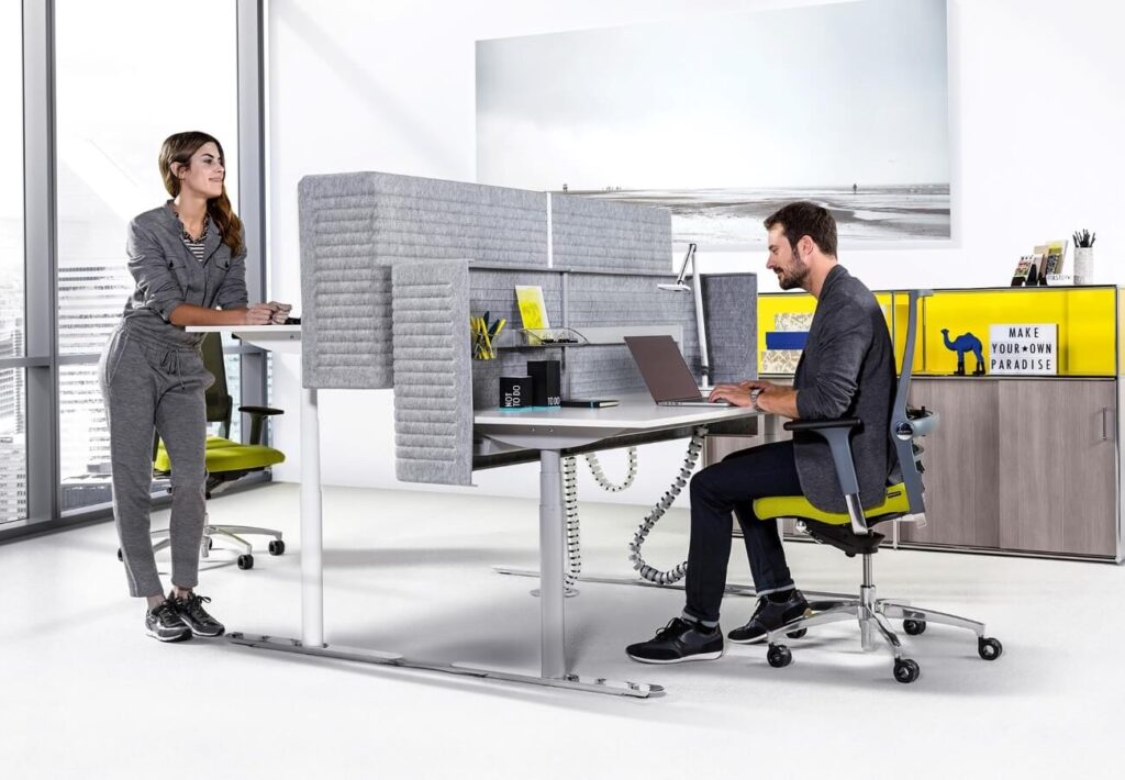 Ideal: Ergonomische Stühle und höhenverstellbare Tische (Bild: Dauphin)
